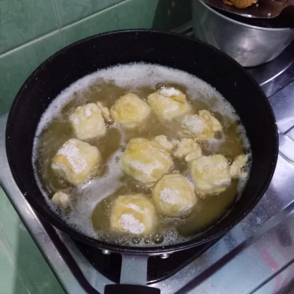 Goreng tahu sampai matang. Angkat dan tiriskan.