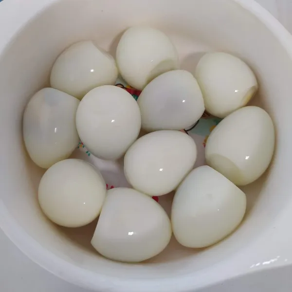 Rebus telur puyuh dalam air mendidih selama 10 menit. Kemudian kupas.