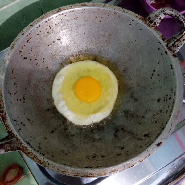Ceplok telur sampai matang, sisihkan.