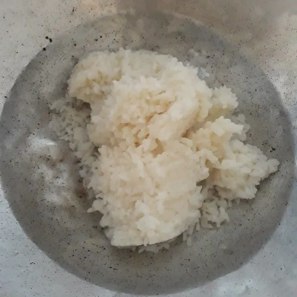Dalam wajan masukkan nasi dan air, aduk hingga rata.
