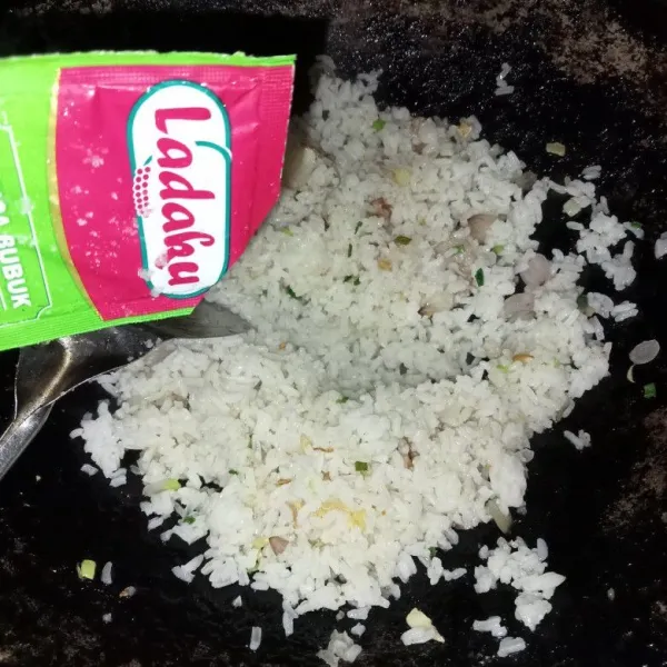 Bumbui dengan garam, lada bubuk dan kaldu jamur, aduk-aduk dan cicipi rasanya. Sajikan nasi goreng dengan telur ceplok.