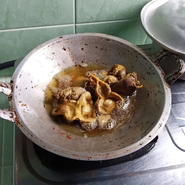 Goreng pelo ati sampai matang, angkat dan tiriskan.