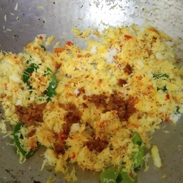 Tambahkan garam, gula merah dan kaldu jamur, aduk rata gunakan api kecil.