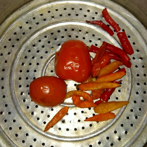 Kukus tomat dan cabe hingga matang.