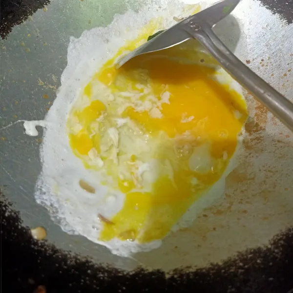 Wajan terpisah buat orak-arik telur. Setelah matang, telur lalu siap disajikan di piring bersama keciwis.