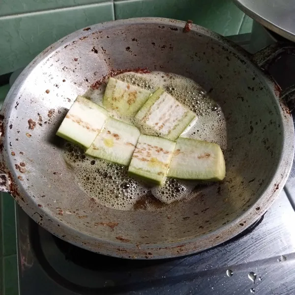 Potong terong sesuai selera, lalu goreng sampai matang.