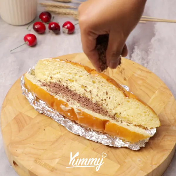 Taburkan coklat, keju dan almond sangrai  ke dalamnya hingga rata.