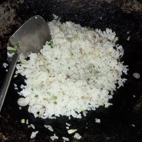 Masukkan nasi dan aduk hingga tercampur rata.