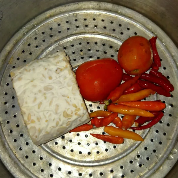 Kukus tempe , tomat dan cabe -/+ 20 menit.