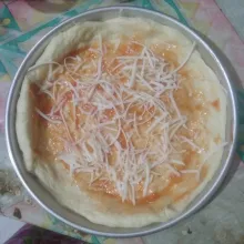 Tambahkan bahan isian, taburi keju parut lagi lalu beri mayonaise, saos tomat dan saos sambal.