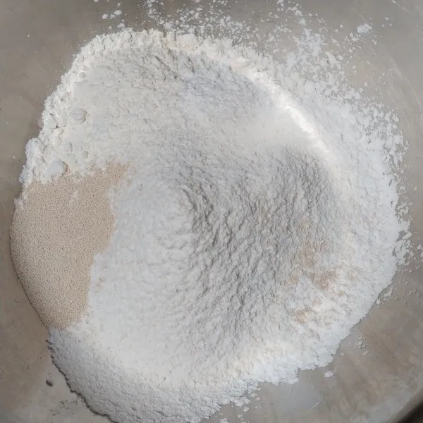 Campur jadi satu tepung terigu tepung tang mien, gula halus dan ragi.