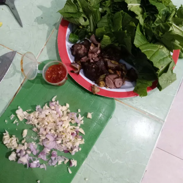 Siapkan bahan-bahan. Rajang sawi, iris hati ampela, cacah bawang merah dan putih.