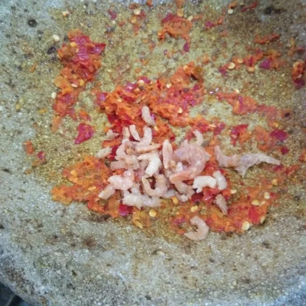 Haluskan bumbu halus beserta ebi.