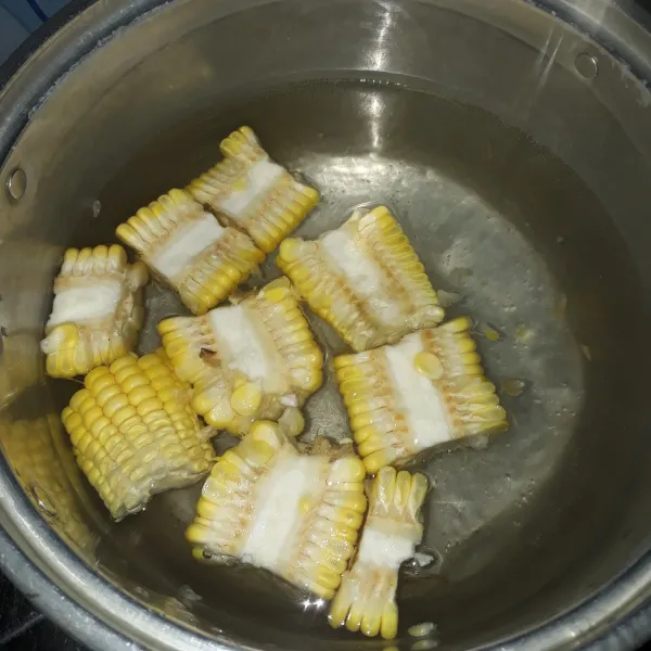 Rebus air hingga mendidih, lalu masukan jagung.