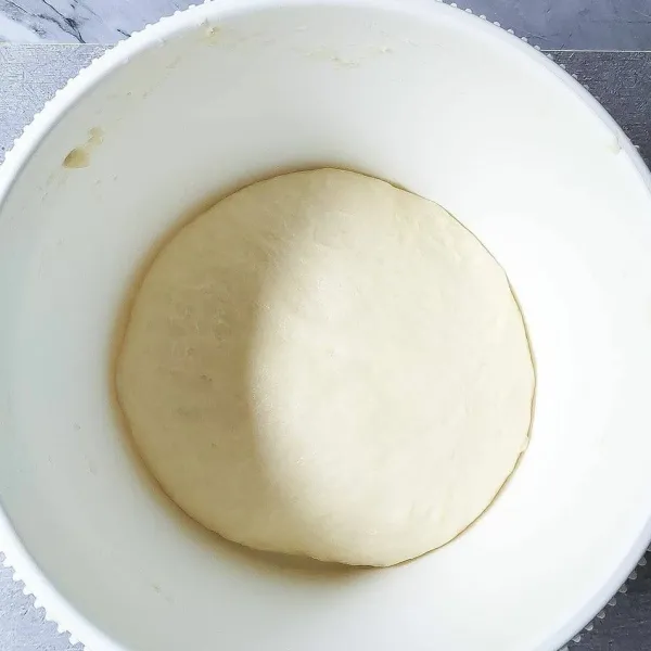 Persiapkan dough/ adonan pizzanya terlebih dahulu. Untuk langkah-langkah lengkapnya mohon check resep "Dough Pizza" aku yah supaya tidak terlalu panjang disini. Panaskan oven pada suhu 180°C kira-kira 15-20 menit sebelum mengeluarkan adonan.