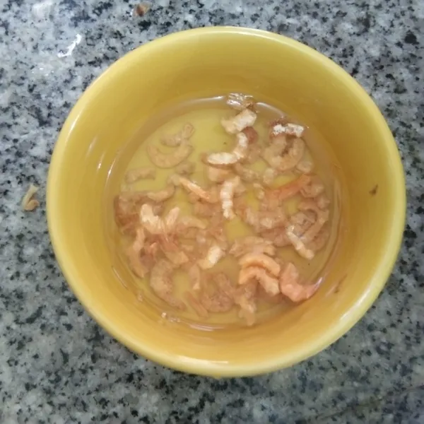 Rendam ebi dengan air panas.