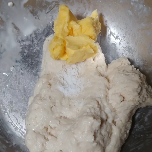 Masukkan margarine dan garam.