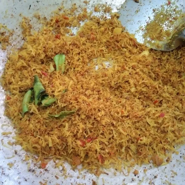 Masak hingga kelapa kering dan licin.