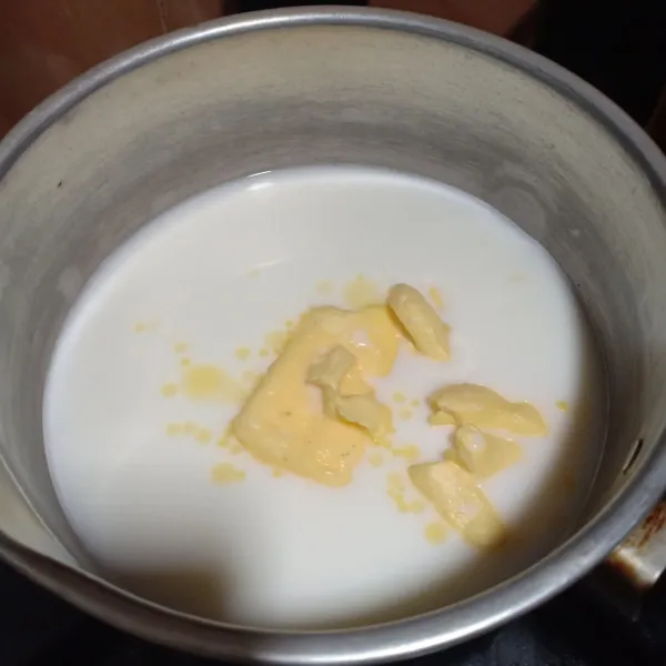 Campurkan butter dan susu cair, masak hingga butter meleleh namun tidak mendidih.