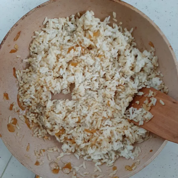 Aduk rata nasi dengan bumbu sisa tumisan.