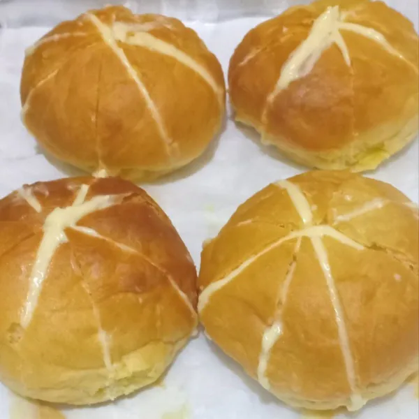 Belah roti menjadi 6 bagian tapi jangan sampai putus, semprotkan cheese bechamel disetiap bagian.