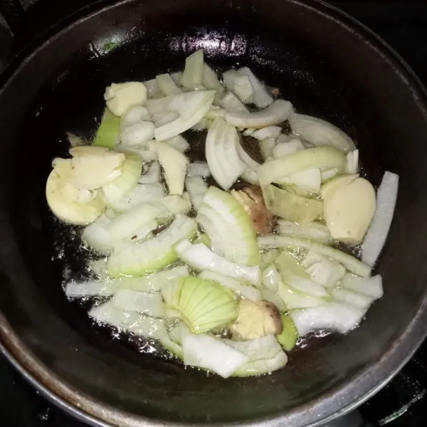 Tumis bawang bombai, bawang putih dan jahe hingga harum dan layu.
