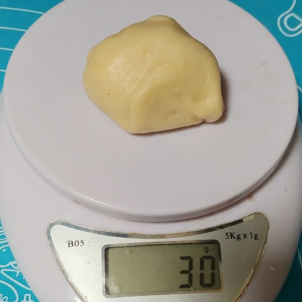 Timbang adonan seberat 30 gram.