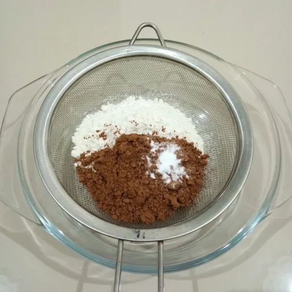 Ayak tepung terigu, coklat bubuk ,baking powder, soda kue dan garam.