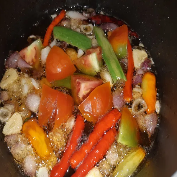 Goreng bawang, cabai, tomat, kemiri (jika belum disangrai), daun bawang