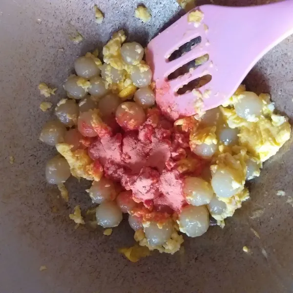 Saat telur masih setengah matang masukan cimin ke dalamnya, tambahkan bubuk keju dan kaldu.