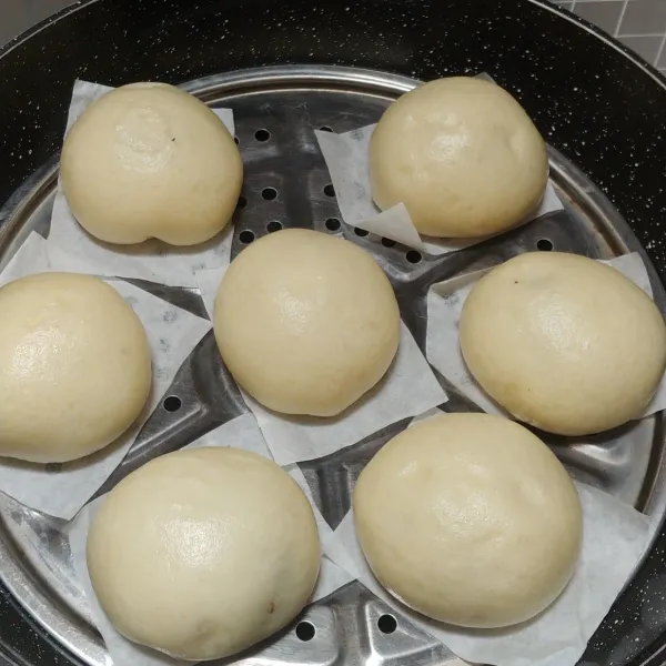 Kukus bakpao selama 15 s/d 20 menit. Jangan lupa tutup panci dikasih kain agar tidak ada air yang menetes.