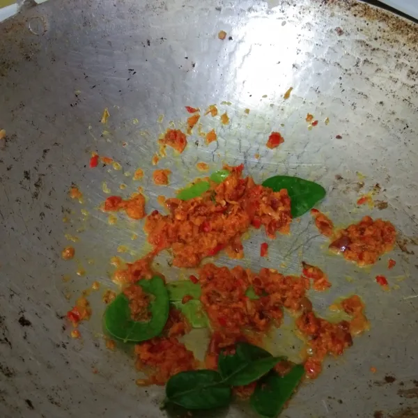 Tumis bumbu halus beserta daun jeruk hingga harum.