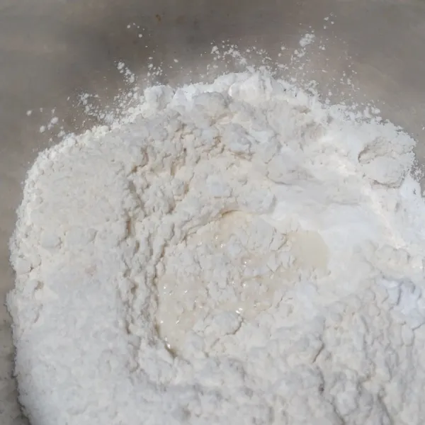 Tambahkan susu sedikit demi sedikit lalu uleni sampai rata.