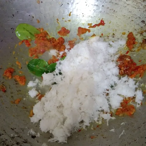 Masukan kelapa parut, aduk rata.