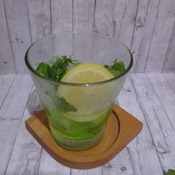 Tambahkan daun mint yang sudah diremas-remas agar keluar aromanya