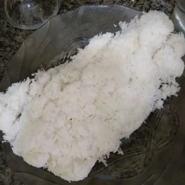 Siapkan kelapa parut.