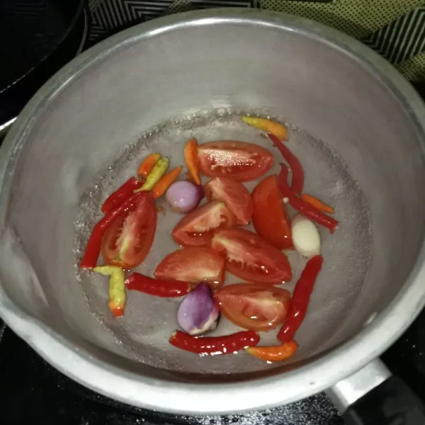 Rebus cabai, bawang merah, bawang putih dan tomat hingga layu.