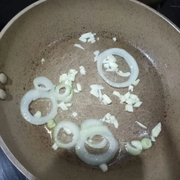 Tumis bawang bombai dan bawang putih hingga harum. Aku pakai minyak kelapa.