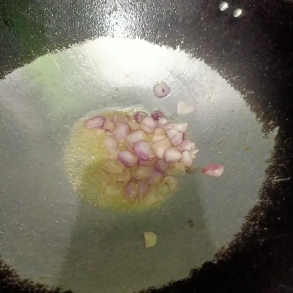 Siapkan wajan lalu oseng bawang merah sampai tercium harum.