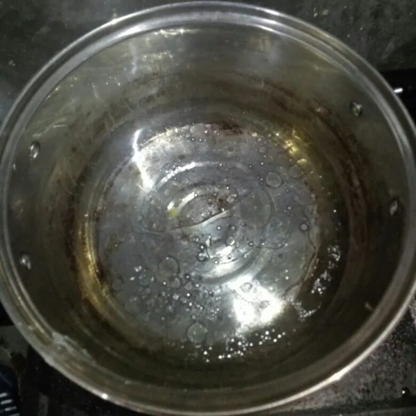 Panaskan air secukupnya, kemudian tambahkan 2 sdm minyak goreng, agar nanti adonan tidak lengket.