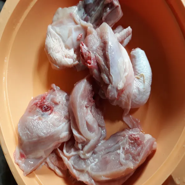 Cuci bersih ayam. Beri perasan jeruk nipis dan garam. Diamkan sebentar. Lalu goreng ayam hingga matang dan tiriskan.