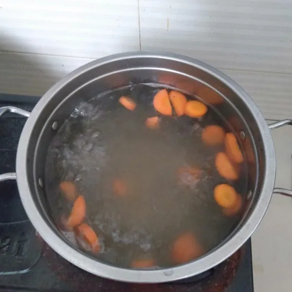 Didihkan air dan masukkan wortel, royco, gula, garam dan lada bubuk lalu masak hingga wortel lunak