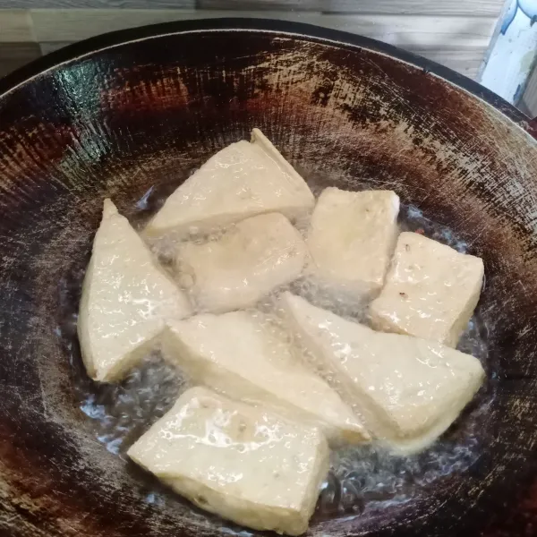 Goreng tahu sampai kering dan berkulit. Angkat, tiriskan.