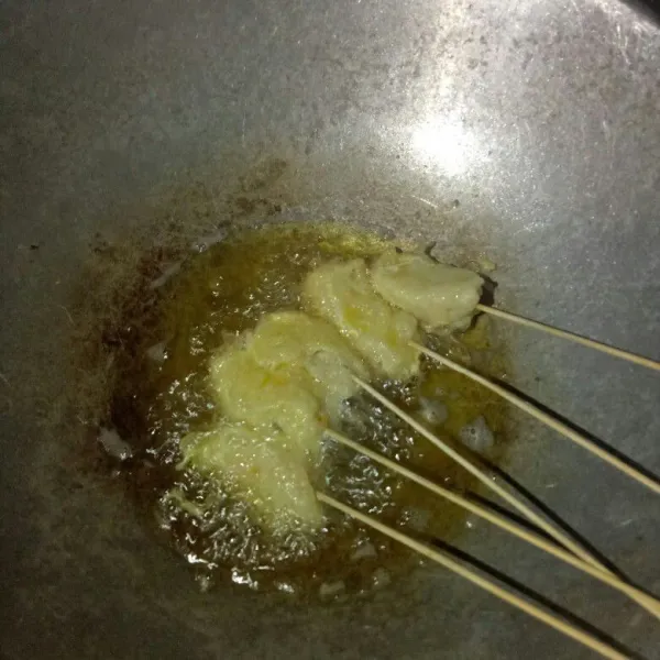 Panaskan minyak goreng, kemudian goreng adonan hingga kuning kecoklatan.