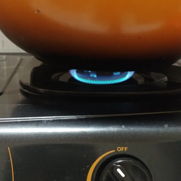 Kukus bakpao dengan api kecil agar tidak over dan mengkerut hasilnya nanti.