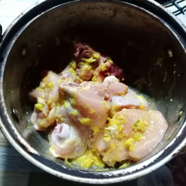 Lumuri daging ayam dengan bumbu halus. Diamkan selama 15 menit.