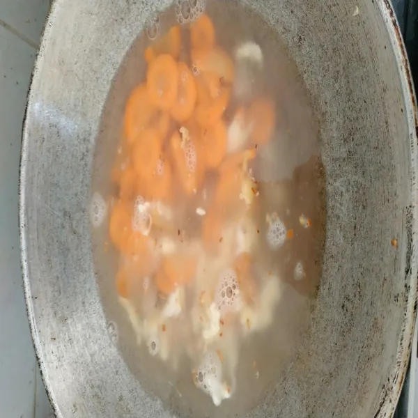 Tambahkan air dan juga wortel. Rebus sampai wortel empuk.