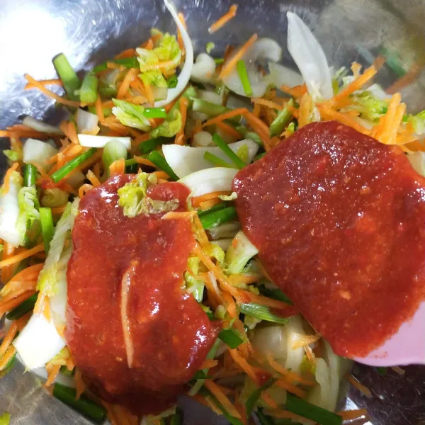 Siapkan mangkok, tambahkan sawi putih, wortel, bawang bombai, daun bawang. Beri saus kimchi, lalu remas remas. Siap dimakan dan bisa di simpan dalam kulkas.