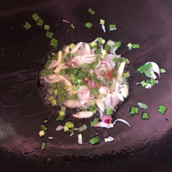 Tumis bawang merah, putih dan daun bawang hingga harum