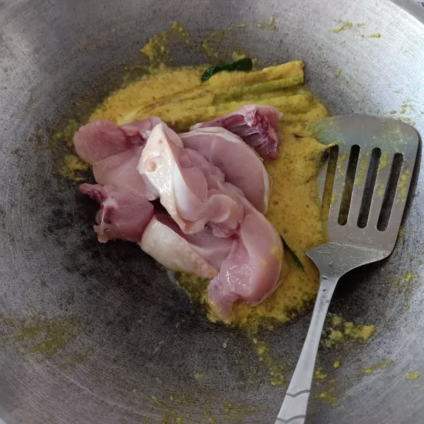 Masukkan ayam lalu oseng sampai ayam berubah warna.